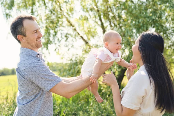 Happy and young family relaxing together in nature — Stock Photo, Image