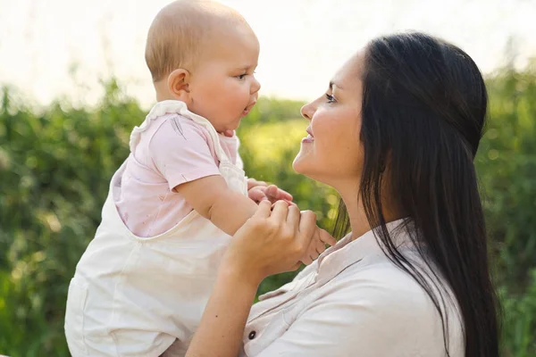 A mother with baby girl standing outdoors — Stock Photo, Image