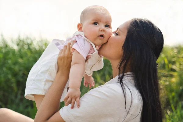 A mother with baby girl standing outdoors — Stock Photo, Image
