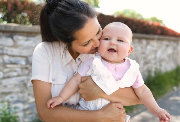 A mother with baby girl standing outdoors — Stock Photo, Image