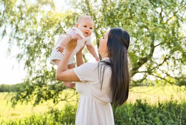 A mother with baby girl standing outdoors — Stock Photo, Image