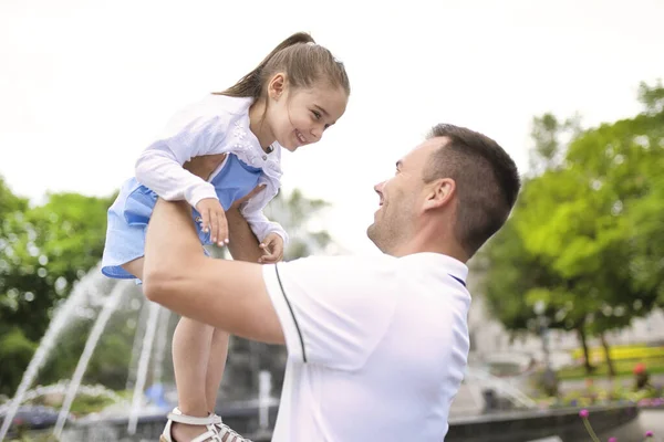 Far och hans söta dotter ha kul utomhus — Stockfoto