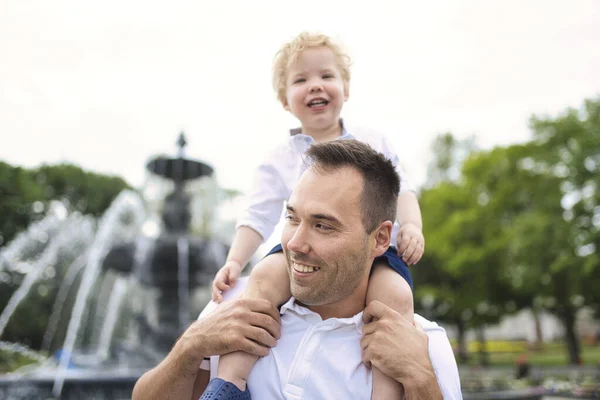 Vater und sein süßer kleiner Junge haben Spaß im Freien — Stockfoto