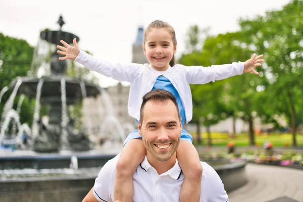 Otec a jeho roztomilá dcera baví venku — Stock fotografie