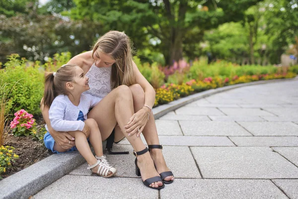 Lycklig mor med sin dotter på dagen — Stockfoto