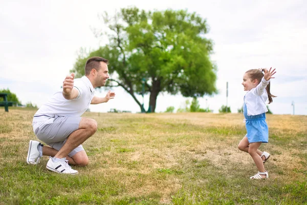 Vater und seine süße Tochter amüsieren sich draußen mit Baum auf dem Rücken — Stockfoto