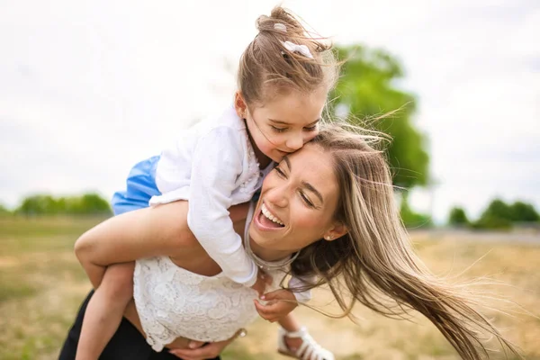 Lycklig mor med sin dotter på dagen — Stockfoto