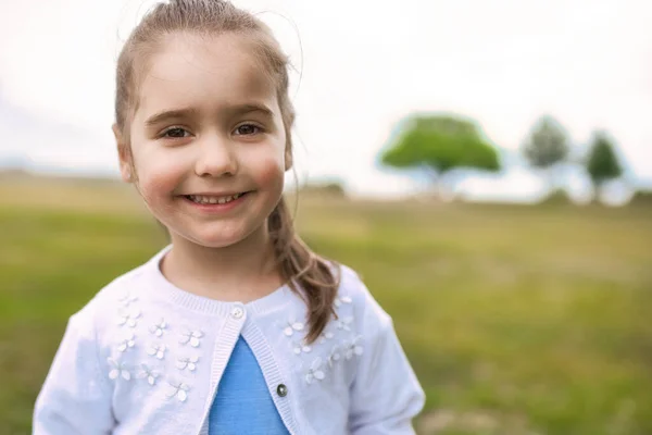 Mignon portrait d'une gentille petite fille à l'extérieur — Photo