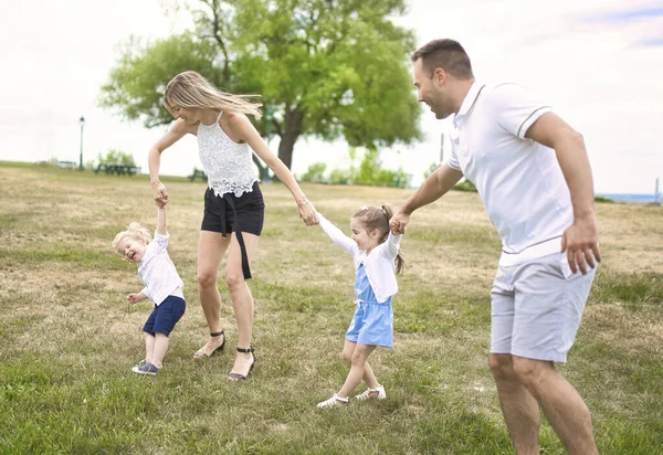 Gelukkig jong gezin buiten in de zomerdag — Stockfoto