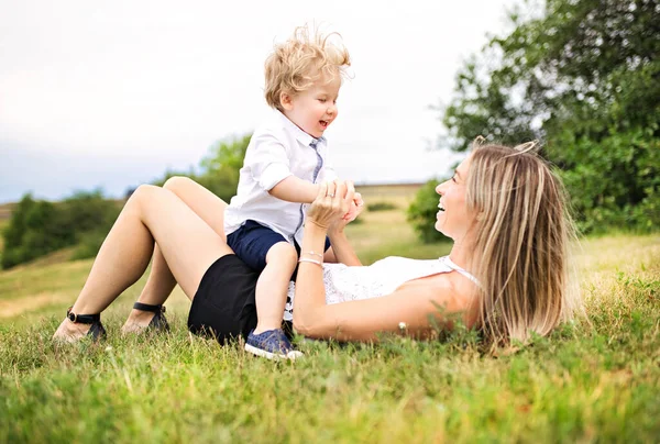Lycklig mor med sin son på dagen — Stockfoto