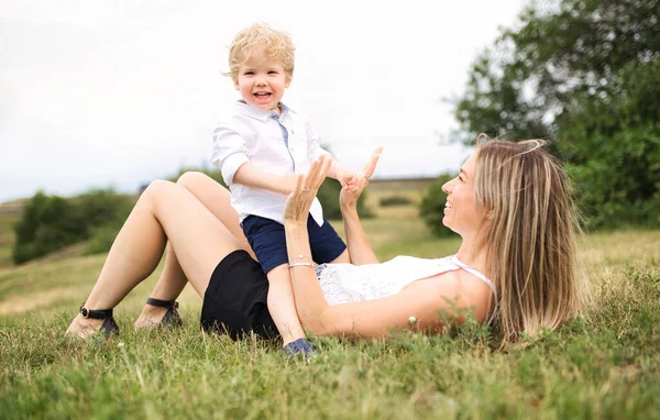 Lycklig mor med sin son på dagen — Stockfoto