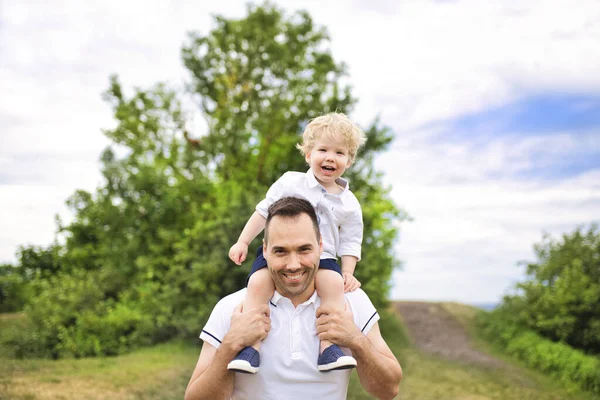 Père et son mignon bébé garçon s'amuser à l'extérieur sur l'épaule — Photo