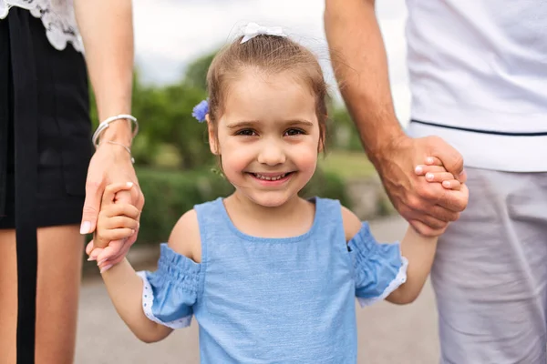 Mignon portrait d'une gentille petite fille à l'extérieur — Photo