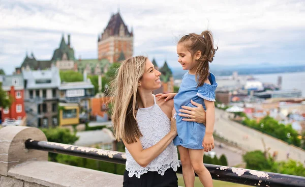 Aile yaz mevsiminde Quebec Şatosu önünde — Stok fotoğraf