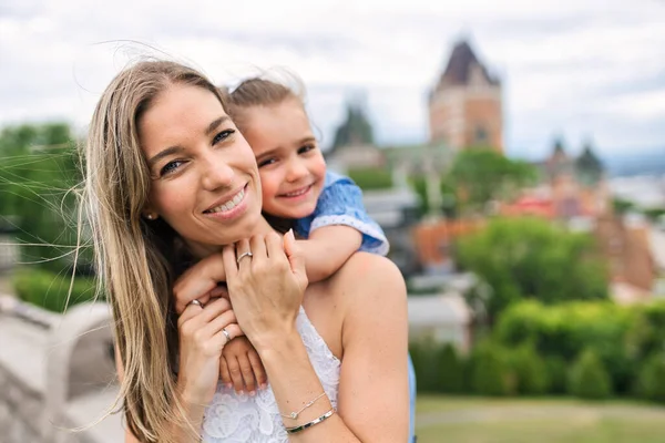 Familj under sommarsäsongen framför Chateau frontenac Quebec — Stockfoto