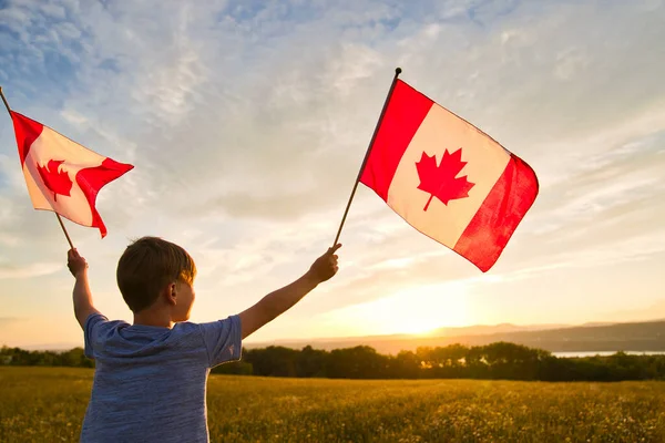 Schattig schattig gelukkig blank jongen met Canadese vlag op de vader schouder — Stockfoto