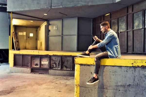 Mann mit Handy im Keller in der Stadt — Stockfoto