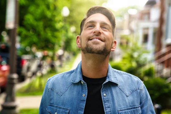 Porträt eines trendigen jungen Mannes an einem sonnigen Tag in der Stadt — Stockfoto