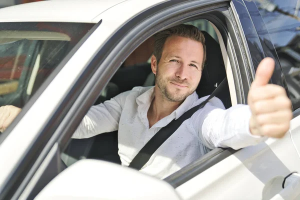 Un retrato del hombre en su coche se ve bien — Foto de Stock