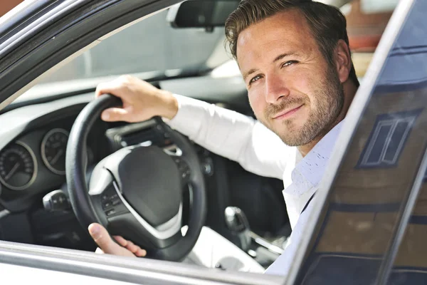 Ein Porträt eines Mannes auf seinem Auto sieht gut aus — Stockfoto