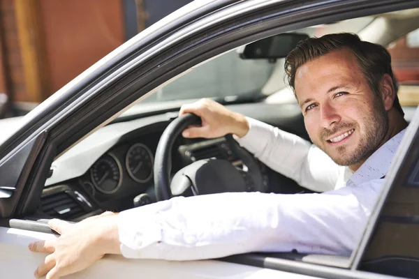 Un retrato del hombre en su coche se ve bien —  Fotos de Stock