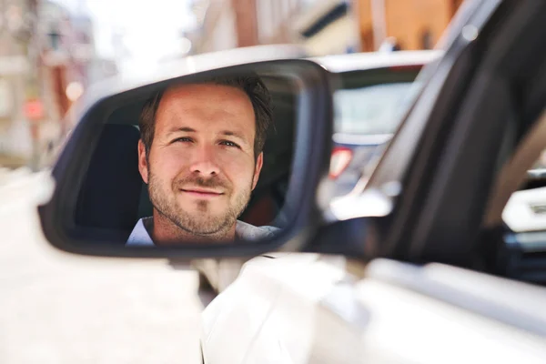 Ein Porträt eines Mannes auf seinem Auto sieht gut aus — Stockfoto