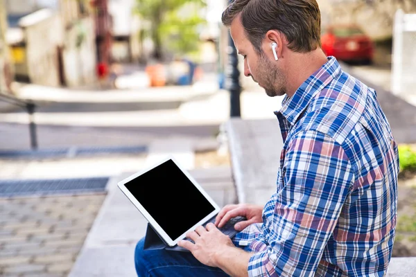 Portrait d'un jeune homme branché en ville à l'aide d'une tablette — Photo