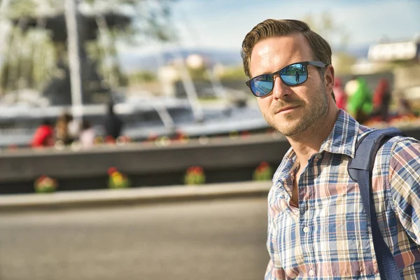 Un bel homme touristique avec la fontaine Tourny à l'arrière — Photo