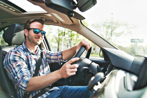 Un retrato del hombre en su coche se ve bien —  Fotos de Stock