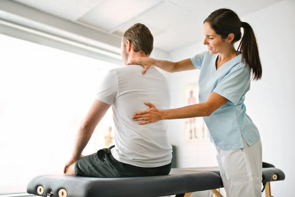 Physiotherapist doing treatment with patient in bright office — Stock Photo, Image