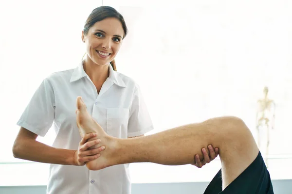 Physiotherapist doing treatment with patient in bright office — Stock Photo, Image