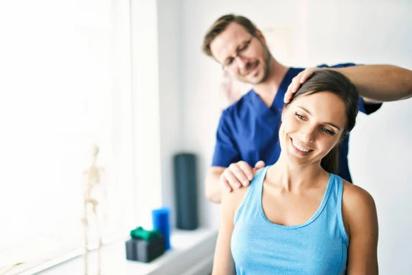 Fisioterapeuta Masculina Alongando uma Paciente Feminina nack — Fotografia de Stock