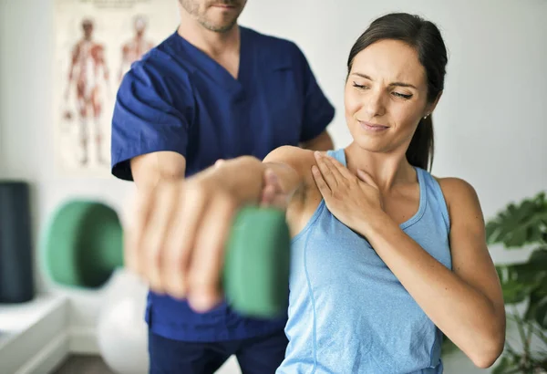 Männlicher Physiotherapeut streckt Patientin langsam. — Stockfoto