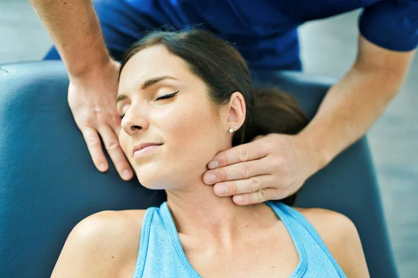 Fisioterapista di sesso maschile Allungamento di un collo femminile paziente — Foto Stock