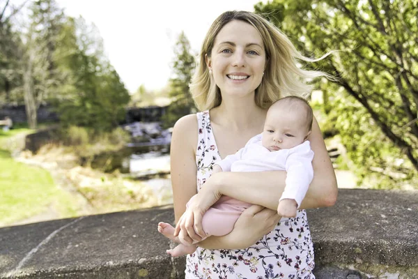 Beautiful Mother And Baby outdoors. Mum and her Child playing together — Stock Photo, Image