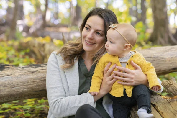 Mother and her child girl in spring park — Stock Photo, Image