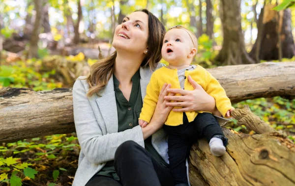 Mother and her child girl in spring park — Stock Photo, Image