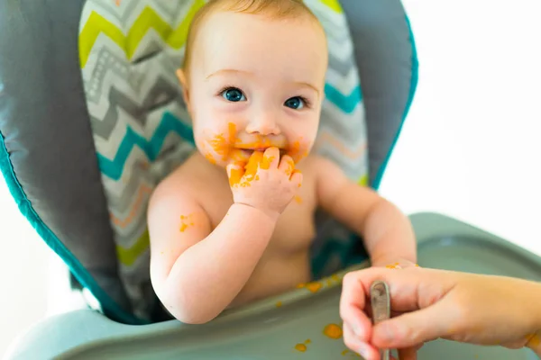 Madre alimentando a su pequeña hija linda feliz — Foto de Stock