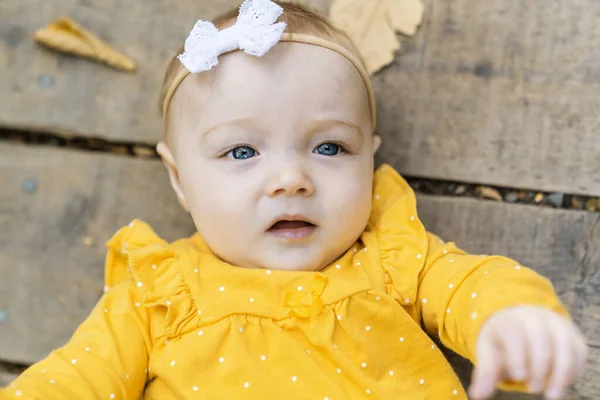 Vue du dessus du petit bébé mignon avec des feuilles d'érable automne fermer — Photo