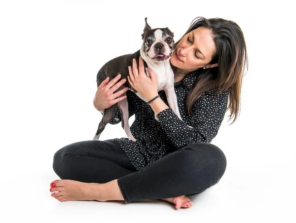 Mujer con es Boston Terrier en el estudio fondo blanco — Foto de Stock