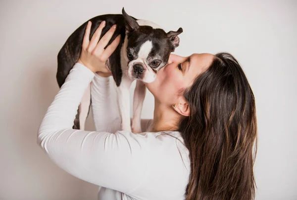 Kvinna med är Boston Terrier på studio vit bakgrund — Stockfoto