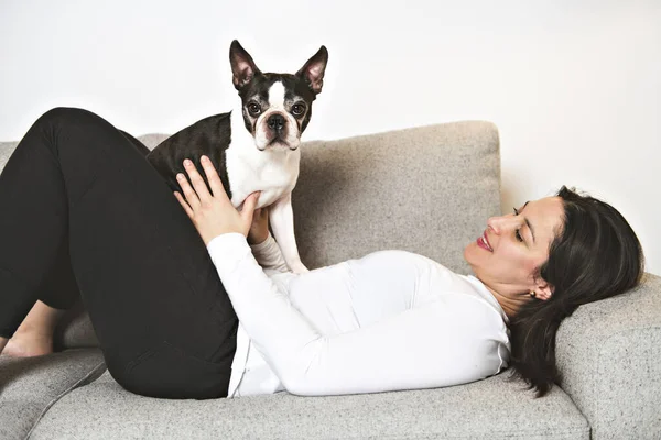 Woman with is Boston Terrier on the living room — Stock Photo, Image