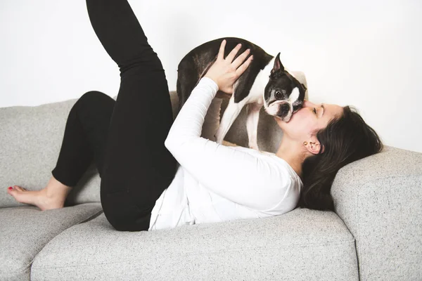 Vrouw met is Boston Terrier in de woonkamer — Stockfoto