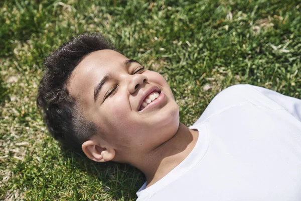 昼間の庭でティーンアフロアメリカの男の子 — ストック写真