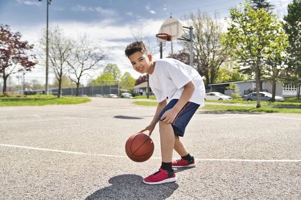 Cute Afro american players playing basketball outdoors — Stock Photo, Image