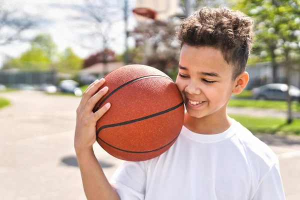 Cute Afro american players playing basketball outdoors — Stock Photo, Image