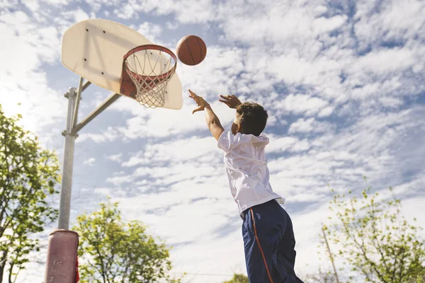 Yakışıklı Afro-Amerikan oyuncular açık havada basketbol oynuyorlar. — Stok fotoğraf