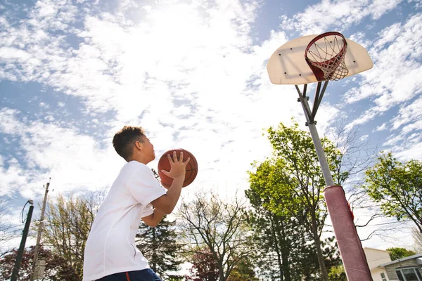 Cute Afro american players playing basketball outdoors — Stock Photo, Image