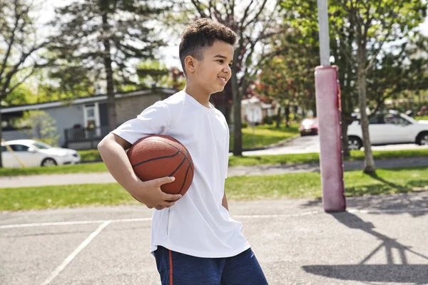 Cute Afro american players playing basketball outdoors — Stock Photo, Image