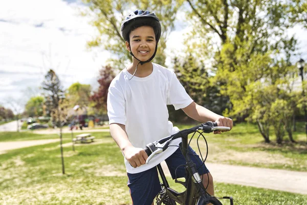 Garçon à vélo portant un casque à l'extérieur — Photo